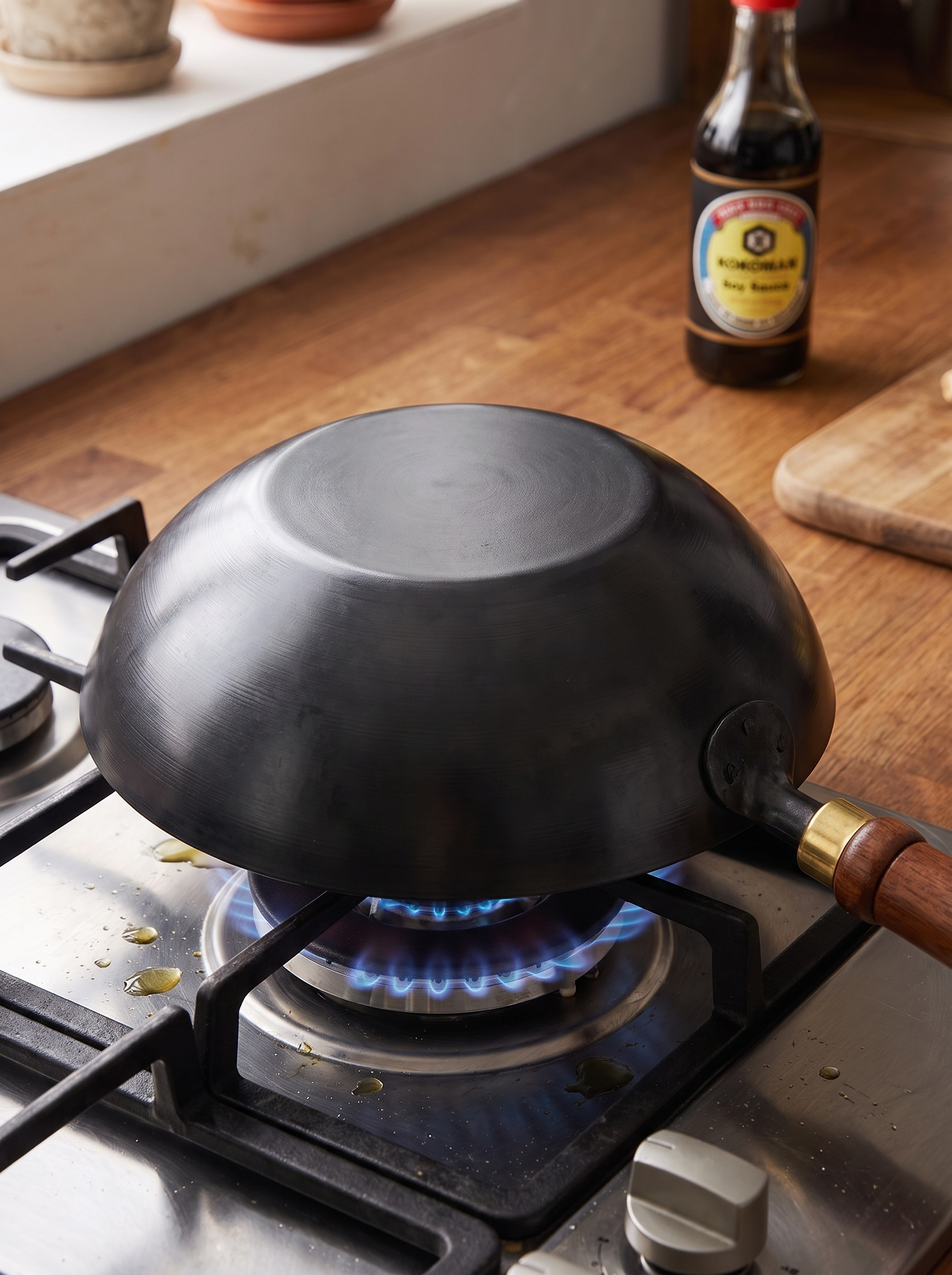 Flat base of the wok in full contact with a hob ring